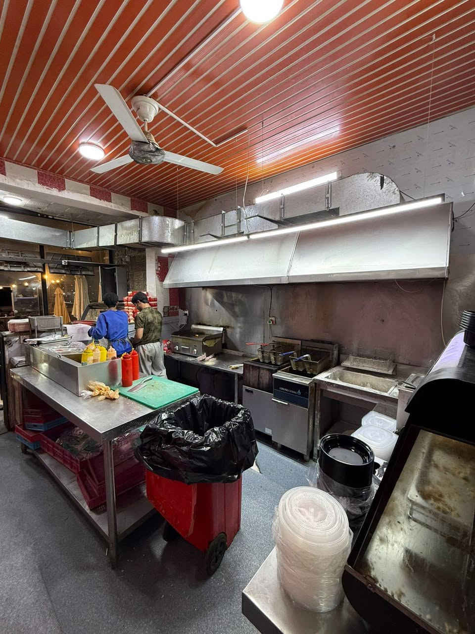 السلام عليكم ةرحمة الله وبركاته
مطعم للبيع
مساحة المطعم ٢٠٠ متر طابقين
الايجار 1750000
الايتمات بركر ٦ انواع
ريزو ٦ انواع
ساندوتج دجاج ٦ انواع
فنكر ٩ انواع
الدخل الشهري خابط من ٢٥-٣٥ مليون
الصافي من ٢،٥-٦،٥ مليون
المكان بغداد مدينة الصدر شارع الكيارة الرئيسي قرب تقاطع الكيارة
للأستفسار أكثر راسل البيج
https://www.facebook.com/share/1GSf1w9t9X/
أو أتصل على الأرقام التالية 
 ***********
***********
تحياتي للجميع أخوكم وخادمكم شيف يوسف الحربي
