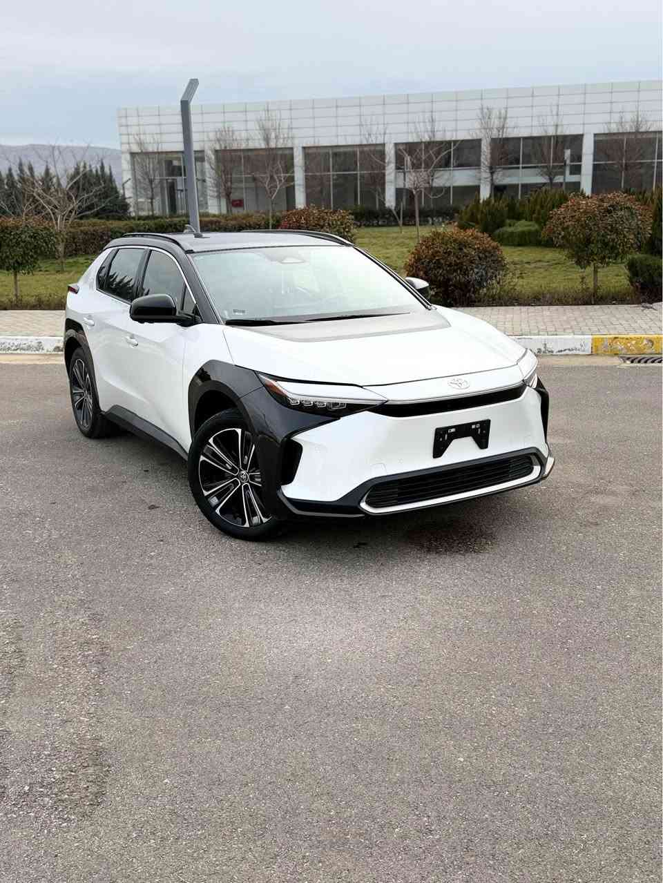 ﷽

سڵاوی خوای گەورەتان لێبێت ئەزیزان 
تۆیۆتا    bZ4X 2023 XLE Midnight(AWD)

ئۆتۆمبێلەکە نیضامی (BEV) واتا فوول کارەبای
دەبڵ ئەکسڵ مواسەفاتی 
راداری 360 پلە وەخەتی جادە 
سەقفی کامل شوشە 
کوشنەکانی جلد و کارەبایە تەبرید مەرکەزیە 
کوشن هیتەر و تەبریدە سوکان هیتەر
گێر ماوس 
شاشیکی گەورەی 12.3 inch وە شاشەکەمان بەنیزامی 
                                                        Car play wifi 
                                                        Android auto 
                                              Wireless charging 
قیاسی ویلەکانمان بە 20 یەت واتا فوول مواسەفات 
لایتی led full 
ئاوێنە کارەبا دژە فوول هیتەر 
4مۆدی هەیە 
نۆڕماڵ
ئیکۆ 
سپۆرت 
ئێکس مۆد واتا مۆدی ئۆفرۆد 
بەگلا یتمان بە led یەت  
تابڵی سیارەکەی تازە تازەیە خۆش کپ کەمترین کاربای ئەوێت بۆ شەحن کردن 
بە نسبەت بۆیاخ 
یەک پەڵە سارد و بۆیاخە 
هەندێک مەسروفاتی کەمیتیا یە 
رەقەم کردنی ٣٠٠ هەزاری تێئەچی 
شەحنی فاست چارج لەگەڵ دایە 
کەم مەسرفترین سیارەیە 

                                      JTMABABA2PA003481 

بۆپەیوەندی کردن :*********** السليمانية, العراق
