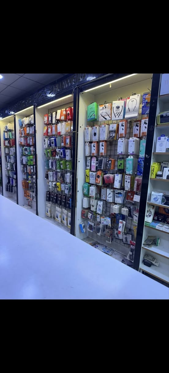 محل مبايلات متكامل للبيع  الموقع تجاري مكانه
كربلاء نهايت سوق الشهداء قرب مثلجات الوفاء .
المحل يحتوي على مسواك كامل جديد وليسه استوك يحتوي على ديكور جديد المحل يعمل منذو تقريبأ 7 سنوات في مجال الموبايلات ولهو زبائن.المحل كبير الطول 8 أمتار والعرض 4 .ايجار المحل كلش حلو ومناسب 350. الف 
اما الي حاب يعرف المحل شغال او لا يجي ويشاهد شغل المحل خير من الله
..سبب البيع المحل...
 لدي مشروع ثاني وعدم التفرغ لهو...سعر المحل علل خاص ....او تجي للمحل تجرد وتقيم...أو تدلل ...
***********
