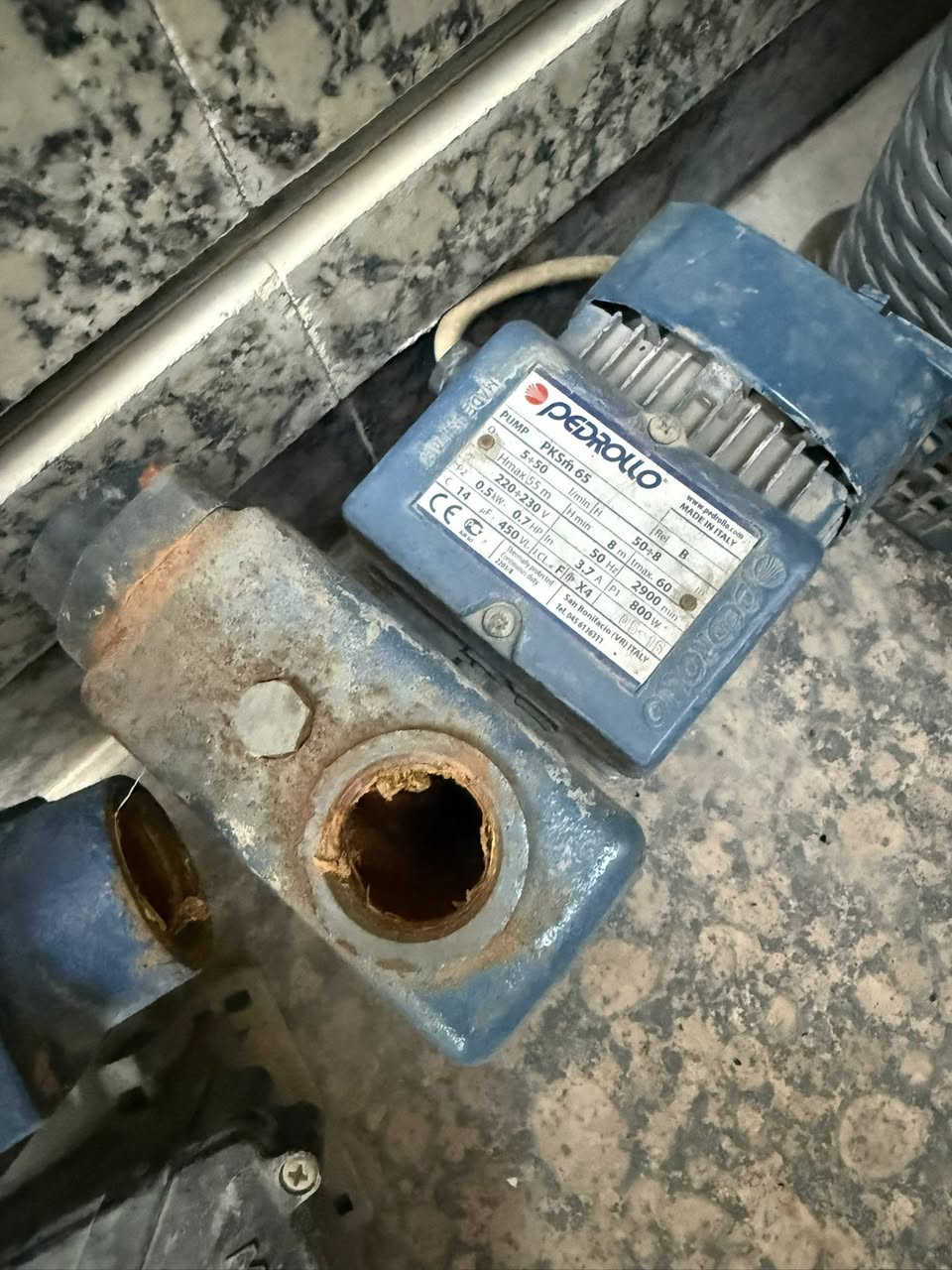 تحيه طيبه
ماطورات ماء إيطاليه عدد 2 مع بوستر شغالات لكن سحب بيهن ضعيف مكاني بغداد *********** السعر 75الف
