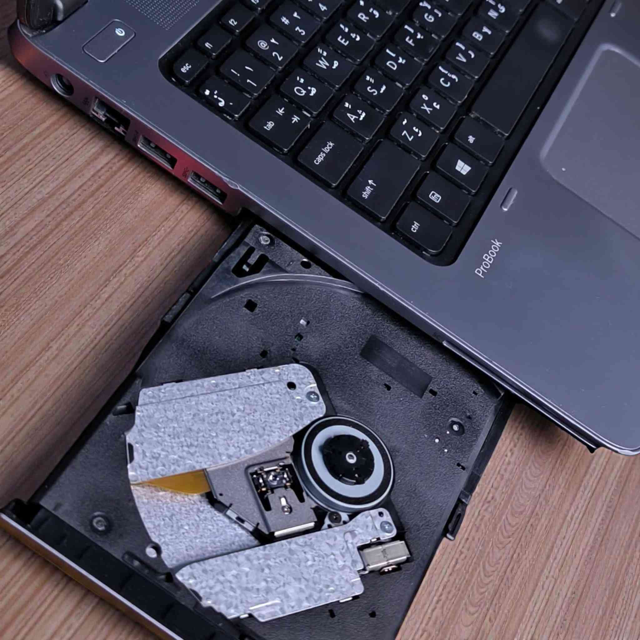 لابتوب HP ProBook 640 G1

⚜️ المعالج (CPU): Intel Core i5-4210M — 2.60 GHz — (4 CPUs)
⚜️ الرام (RAM): 8 GB DDR3
⚜️ الهارد: SSD - 128GB
⚜️  حجم الشاشة: 14 انج— دقّة HD (1366 × 768)
⚜️ لوحة المفاتيح: كيبورد ليزري — عربي / إنجليزي

🎁 الهدايا والملحقات:
• حقيبة لابتوب
• شاحن لابتوب
• ماوس
• ماوس باد
• تغليف احترافي (داخل كرتونة)

🛡️ الضمان والخدمات:
• فحص اللابتوب ومقارنة المواصفات والنظافة قبل الاستلام عند المندوب.
• ضمان اسبوعين بعد الاستلام.
• تنصيب ويندوز حسب الطلب مع جميع البرامج الأساسية وOffice مثبتة.

🚚 التوصيل: التوصيل متوفر إلى جميع محافظات العراق

📞 للحجز أو الاستفسار (متوفر واتساب): *********** 

📌 موقّعنا : بغداد الامين الثانية نواب الظباط

💰 السعر: 165,000 دينار عراقي
