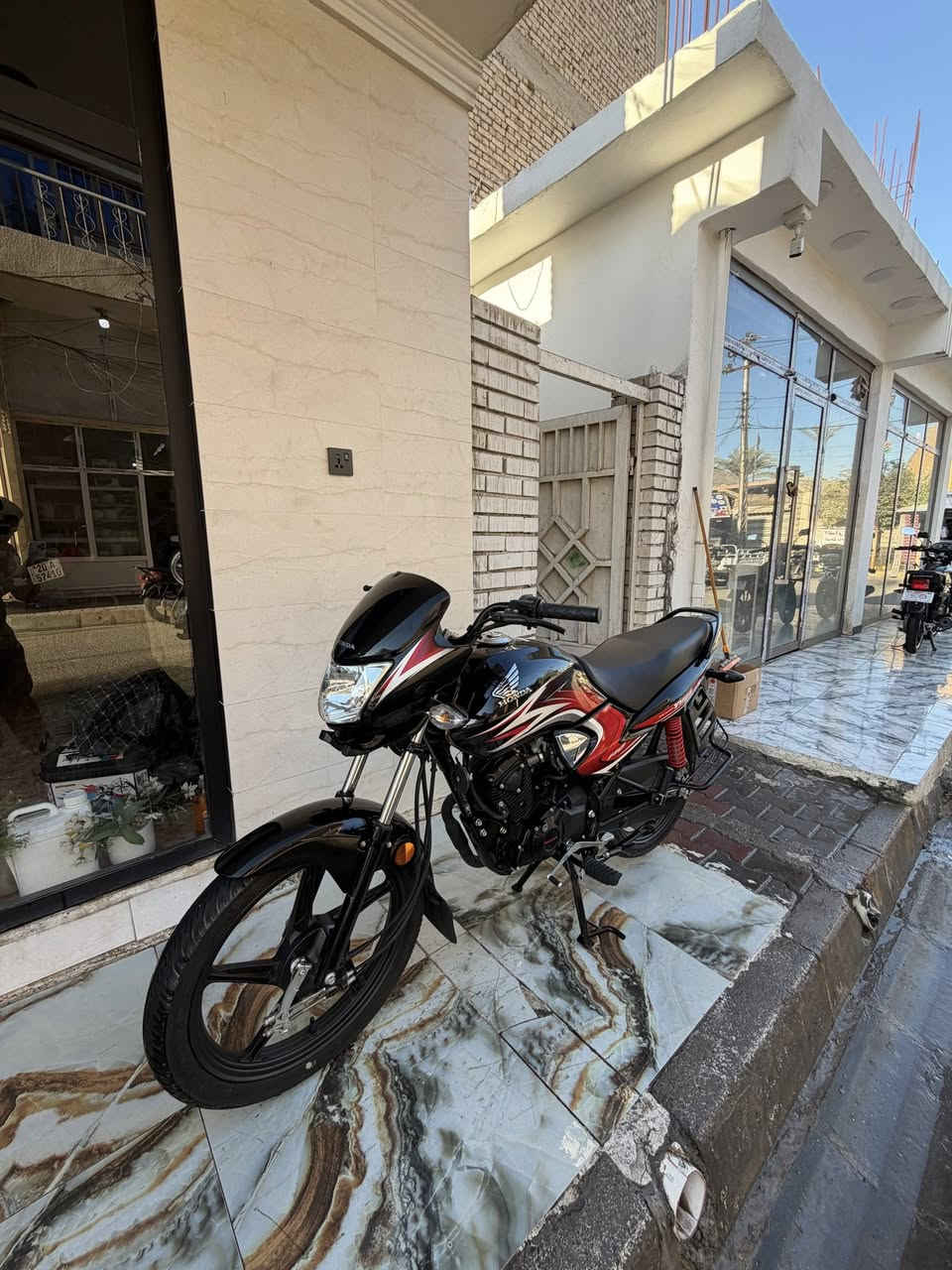 معرض القريشي ديالى بعقوبة قرية خرنابات المصداقيه عنواننا ✌️***********😍
توفر هوند الصنع هندي اصلي موديل 25 دراجه ثاني تبديل دهن اله ماشي 350 كيلو شراي يتصل بخدمتكم 👏
