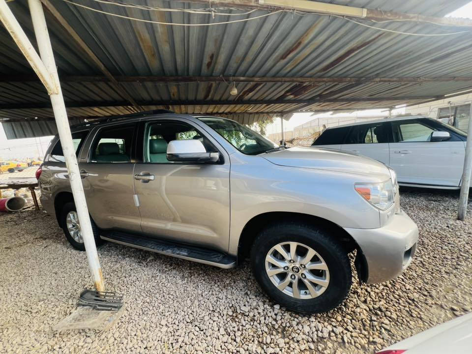 بسم الله الرحمن الرحيم 
تويوتا سيكويا 2009وارد امريكي حادثها كلش بسيط يم اللايت شويه من الجاملغ وشويه من البنيد فول مواصفات عدا الفتحه لوي بلادي موجوبلس مكينه كير حداديه تخم تاير تبريد تدفئه كهربائيات كله بشرط ماشيه@160رقم بغداد انكليزي باسمي فحص وهزه وسنويه كله جديد السياره نظيفه حيل ومامتعوبه
السعر160$عنواني كربلاء وللاستفسار اكثر
***********
