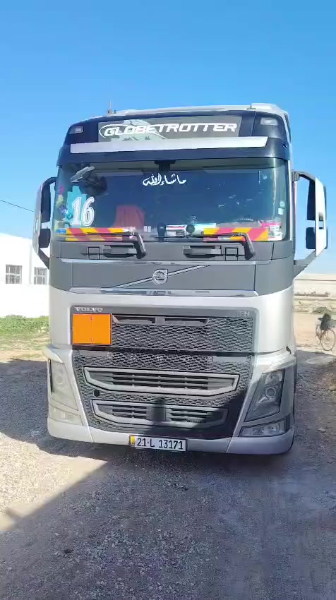 سلام عليكم ورحمة الله وبركاته
فالفو ذيب للبيع موديل 2016 تدفئه تبريد خزن  تخم تاير راس وعربانه ثلاجه رادار سرعه هاف 3 طكات قماره خطين مرسم وراها  عربانه 5 محاور سنويه جديده لل 2030 السياره مرقمه قبل 5 تشهر السعر (650)بيها مجال بصيط  للاستفسار الاتصال على الرقم
***********
