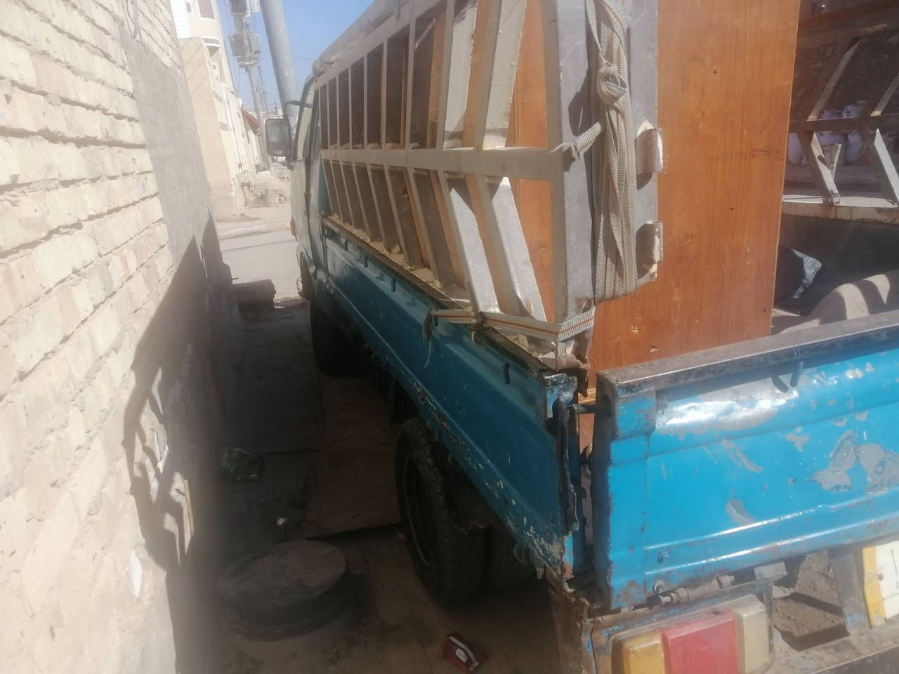 كية حمل للبيع موديل 1992 رقم كربلاء سعرة 35 وبيها مجال السيارة كايمة تشتغل هية بس كايم المحرك الاستفسار ***********
