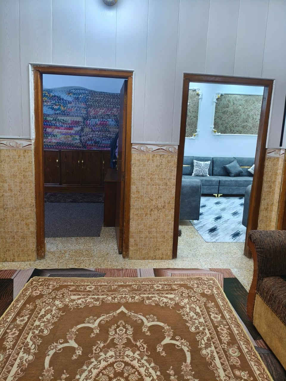 دار للبيع مساحه 200م طابقين الطابق الاول غرفه وصاله ومطبخ وهول وصحيات داخليه وخارجيه والسقف صب كونكريت والطابق الثاني غرفتين وصاله ومطبخ وصحيات وطارمه والسقف سندويج فقط طابق الثاني  ودرج خارج يعني مشتمل وخدمات مجاري وماء وكهرباء ومشمول بلتبليط سند25 باسم صاحب البيت الاستفسار على الرقم *********** العنوان حله شارع 80 طريق كربلاء قرب القبه الذهبيه يبعد عن الشارع 100م
