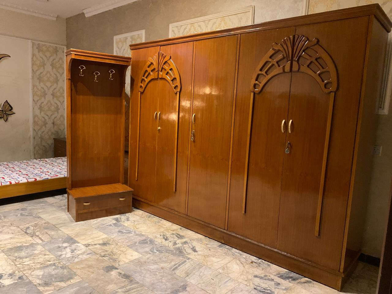 من رخصت مدير محترم الغرفه خمسه بيبان صاج تكمه درجه اولى خشب ثقيل ضهر جرجوبه نضافتهه 100‎%‎ استعمال سنه ونص تخت جربايه بلوك ثكيل الغرفه نضيفه جدا اي ضرار ماكو السعر 600 رقم هاتف *********** بغداد مكلفه بالنشر اتصال عل رقم فقط
