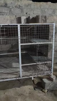 قفص حديده • باب موجود • ثقيل