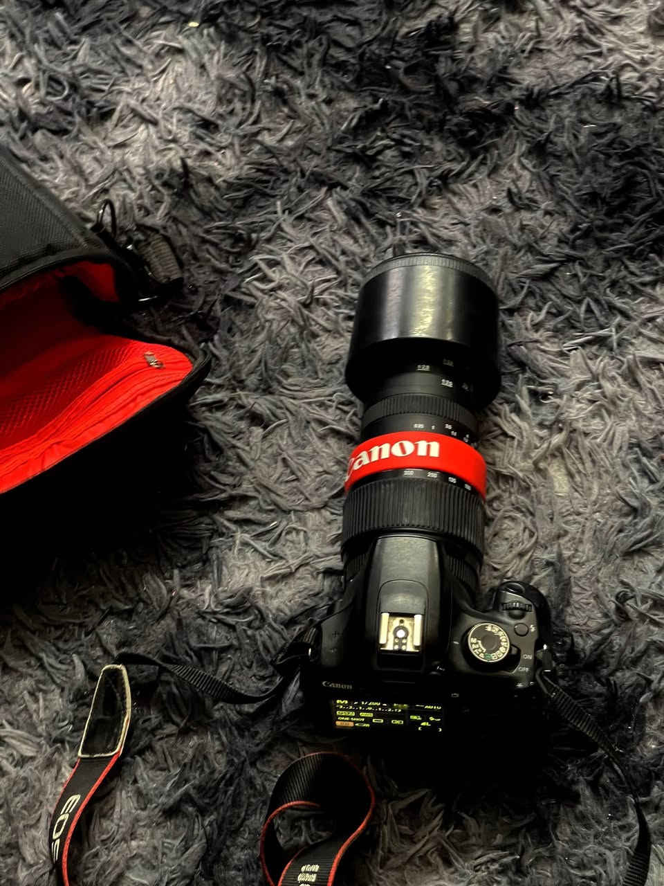 للبيع كانون 1200D نظيفة مع زوم 70-300 منول و عدسة 18-55 بطاريتين و رام و جنطة و هود السعر 250 الف مكاني بغداد العامرية حي المحامين ***********
