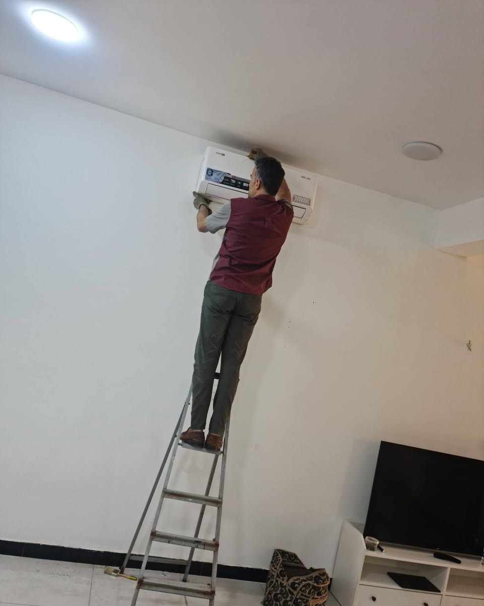 ❄️ مستر  كوندشن ❄️
🛠صيانة🛠 و تنصيب جميع انواع السبالت في بغداد 
تنصيب و تجهيز (فتح و شد و نقل) اتصل وتدلل
 *********** ☎️
*********** ☎️
1-معالجة التسريب (ليك)+ شحن غاز
2-تبديل كابستر ( مكثف )
3-تبديل كمبريسر (ماطور)
4- تنظيف موقعي (غسل )
5-تبديل ڤالڤ عاكس ( للتدفئة)
6-تبديل ڤان الداخلي و الخارجي ( المروحة )
7-معالجة تسريب الماء 💧
8-تصليح كافه الاعطال
