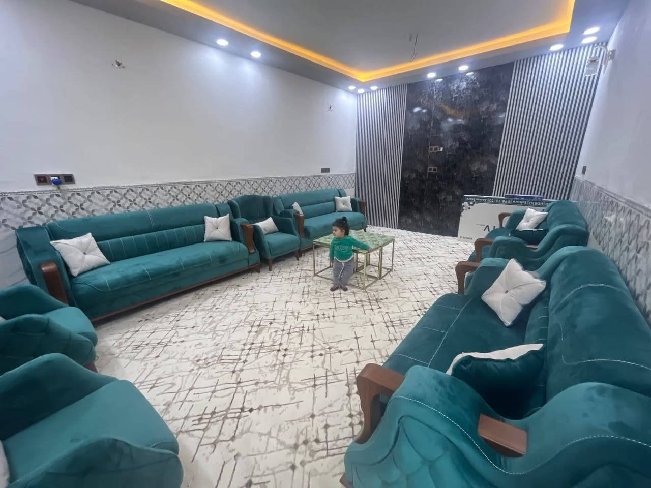 السلام عليكم
الدار للبيع طابو زراعي سند 25 مساحة البيت 1200 متر تحويل مباشر يحتوي البيت على غرفتين مساحه كل غرفه 5×5 
واستقبال 6×4........
وصاله 6×4........
ومطبخ 4×3.....
ومجمع صحيات داخلي وخارجي .............
البيت السقف صب كونكريت وبناء طابوق البيت كامل اي نقص مابيه .........
موقع الدار على شارع السياحي .......
متوفر كافة الخدمات ....
حديقه 300 متر 
الموقع ..حله .. سياحي .. قريه المزيديه .....
السعر .....160مليون ........
للاستفسار ***********
