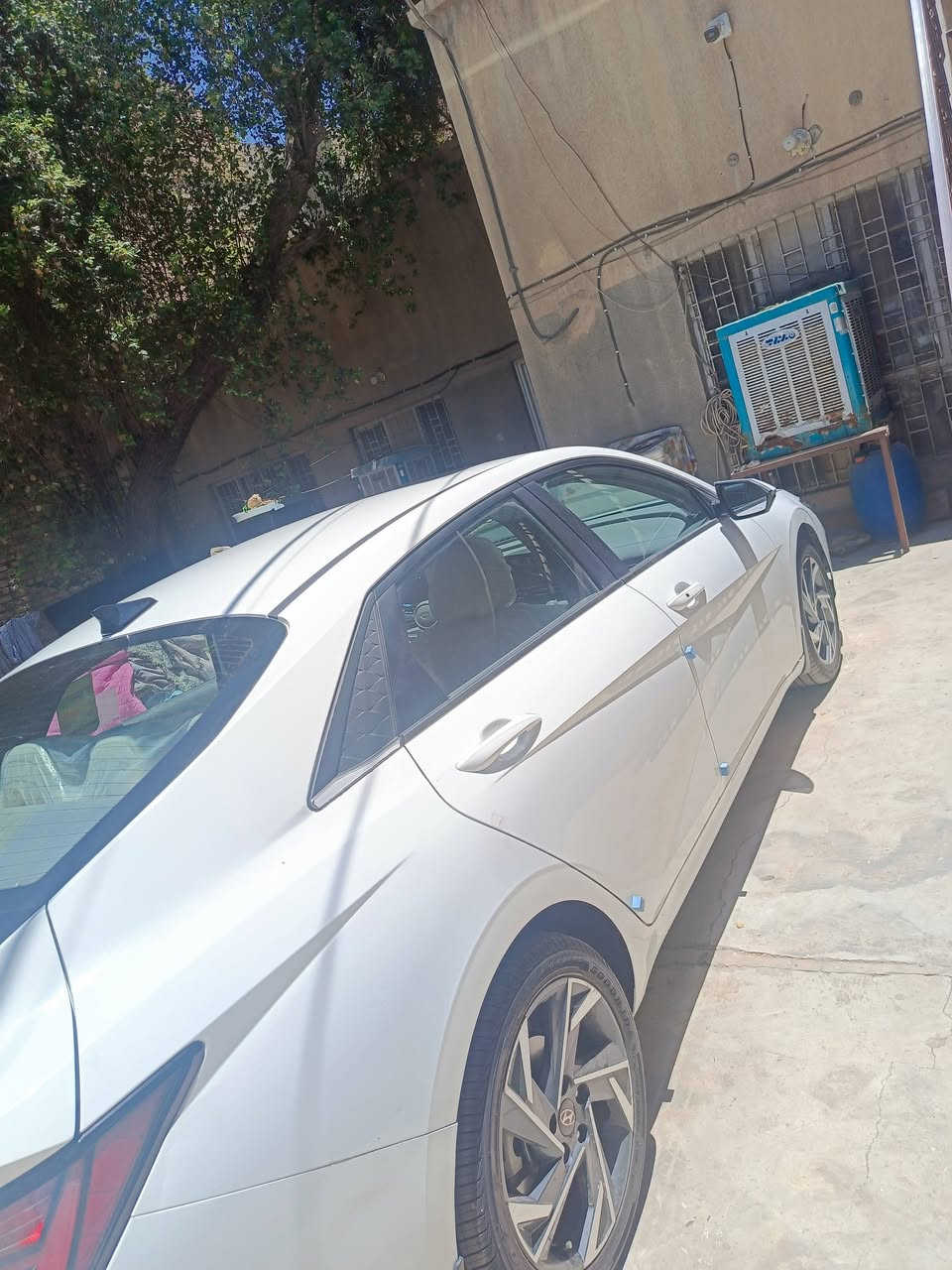 النترا موديل ٢٤خليجي مكفولة بيه بارد قليل بالجاملغ الأمامي ماشيه ٣٣فتحةسقف بصمه بصمة ابواب تشغيل عن بعد محرك ٢٠٠٠الاتصال***********
