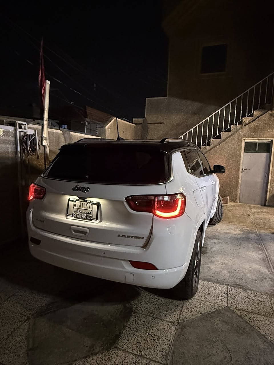 سلام عليكم
الحلوة للبيع 
جيب كومباس 2025 لمتدد فول عدا بنورما 
سيارة دخول جديد منفيس (فحص مؤقت) بسمي 
بدون رقم 
سيارة جديدة لوك ماشيه 3000 اخت زيرو 
بنيد وجاملغ ايمن مبدل نفس لون وبيه بارد بالجاملغ خلفي 
سيارة فول مواصفات وجديدة وبالعافيه للي تكون من نصيبة 
المواصفات 

▪️ الفئة: Limited فل كامل
▪️ المحرك: 2.0 تيربو 4 سلندر بقوة عالية واقتصاد بالوقود
▪️ ناقل حركة أوتوماتيك 8 سرعات + دفع رباعي AWD
▪️ اللون: أبيض × أسود (تو كلر)
▪️ ويلـات S رياضية مميزة قياس كبير
▪️ لايتات LED أمامية وخلفية + LED نهاري
▪️ داخلية جلد فاخرة مع تطريز مميز
▪️ مقاعد كهرباء مع تدفئة
▪️ شاشة وسطية كبيرة + Apple CarPlay + Android Auto
▪️ شاشة عدادات ديجتل كاملة
▪️ كاميرا خلفية 
 + نقاط عمياء
▪️ مثبت سرعة + تحكم ستيرن متعدد
▪️ دخول ذكي وتشغيل بصمة
▪️ مكيف أوتوماتيك دجتل مزدوج
▪️ نظام مانع انزلاق + ثبات إلكتروني + وسائد هوائية متعددة

▪️ ممشى قليل جداً وحالة وكالة 

💰 السعر مناسب وقابل للتفاوض للجادين 
ب 140 وبيه مجال 
عنوان بغداد 
للاتصال :***********
