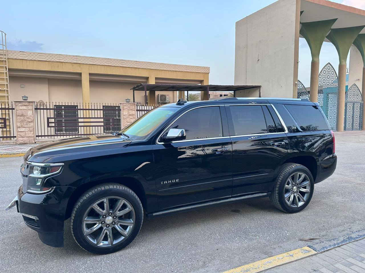 شيفروليه تاهو برمير (اعلى فئة) فول مواصفات لون اسود
#الموديل : 2017
#الضرر : باب الجنطة + طرف الجاملغ الخلفي
#الرقم : مرقم اربيل (الرقم الحديث)
#الايرباكات : بدون ضرر اي ايرباك

•المواصفات :

▪️السيارة : شيفرولية تاهو PRIMER 
▪️المحرك : 5.3L V8 (ثمانية سلندر)
▪️العداد: 87 الف ميل حقيقي
▪️حجم الويل: ويل كب حجم 20 اصل مع طقم تايرات بحالة ممتازة
▪️لايتات زينون مع حاجب LED مع كشافات دعامية
▪️بصمات عدد 4 للأبواب مع بصمة تشغيل
▪️رادار امامي مانع تصادم
▪️تحديد مسار
▪️حساس امامي
▪️حساس خلفي
▪️رادار جانبي (نقاط عمياء)
▪️تدفئة وتبريد لكشنات المقدمة
▪️تحكم فول كهرباء لكرسي السائق والراكب
▪️گشن ذاكرة خزن ميموري
▪️كامرة خلفية دوارة اصل مع الستيرن
▪️كشنات السيارة جلد اسود اصل
▪️شاشة سقف عارضه للكشنات الخلفية
▪️شاشة الدشبول حجم كبير مع قاصة داخلية صغيرة
▪️تشغيل عن بعد
▪️جنطة كهرباء
▪️شاحن لاسلكي (واير ليس)
▪️سستم صوت BOSE
▪️تحكم ستيرن جهتين بلوتوث وحاكية وكروس سرعة وتحكم صوت 
▪️نظام ABS مانع انزلاق
▪️ تظليل زجاج المركبة نسبة 80% مع السنوية

السعر المطلوب345 ورقة مع المجال
 مكان السيارة النجف 
الاتصال على : ***********
