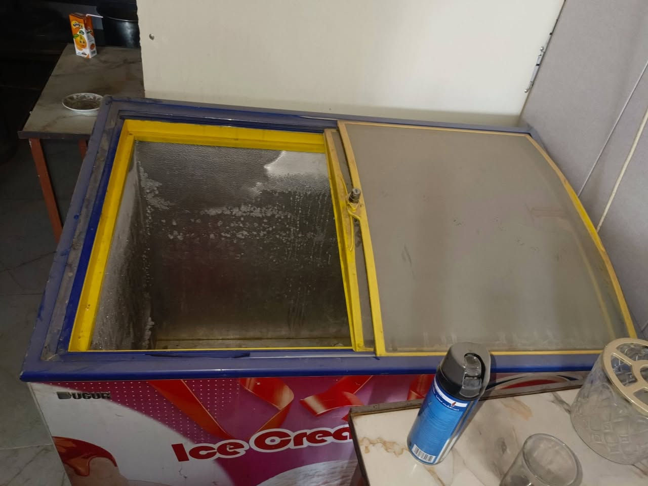 سلام عليكم عارضات عدد2عاموديه اوطرحيه اثنيناتهن نفس النضافه العنوان كربلاء شارع السيده نرجس قرب حي الحجه السعر الواحده 300 الهاتف ***********
