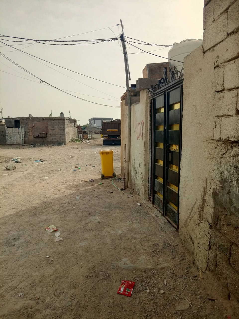 سلام عليكم بيت تجاوز في القبله حي لمهندسين شارع للمقيمين قريب عل تبليط يتكون غرفه وهول ديوانيه مطبخ طارمه صيحات لسقف سندويج ماعليك اي ازاله أو تبليغ لسعر 13وبي مجال ***********
