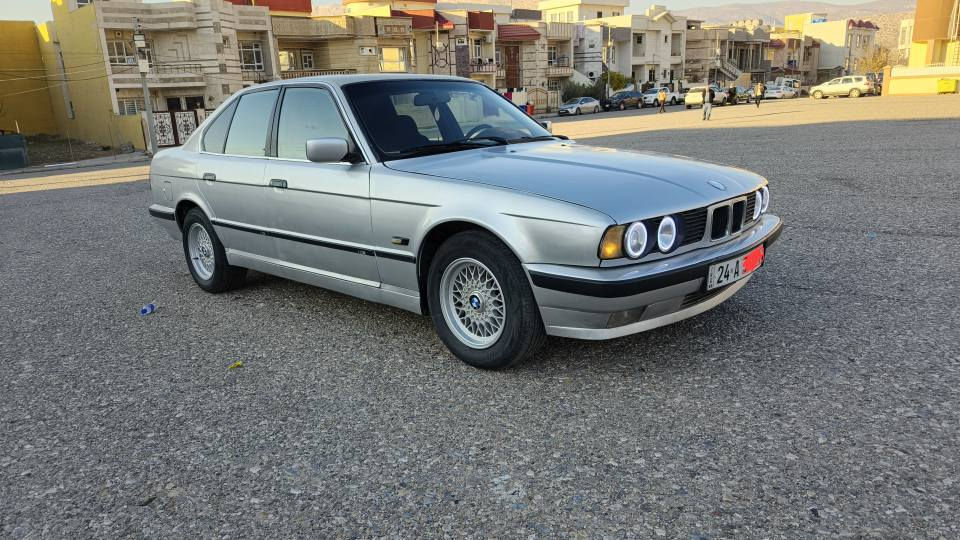 bmw 525i 1993 
گيرو مكينه شه رت  
ئوتوماتيك سلايد سلايد ديجيتال 
عام بخ بو جواني 
تايره ويل ڤه جديد شريكه 
رقم سنوي هزه جديد
*********** شيخان, نينوى
