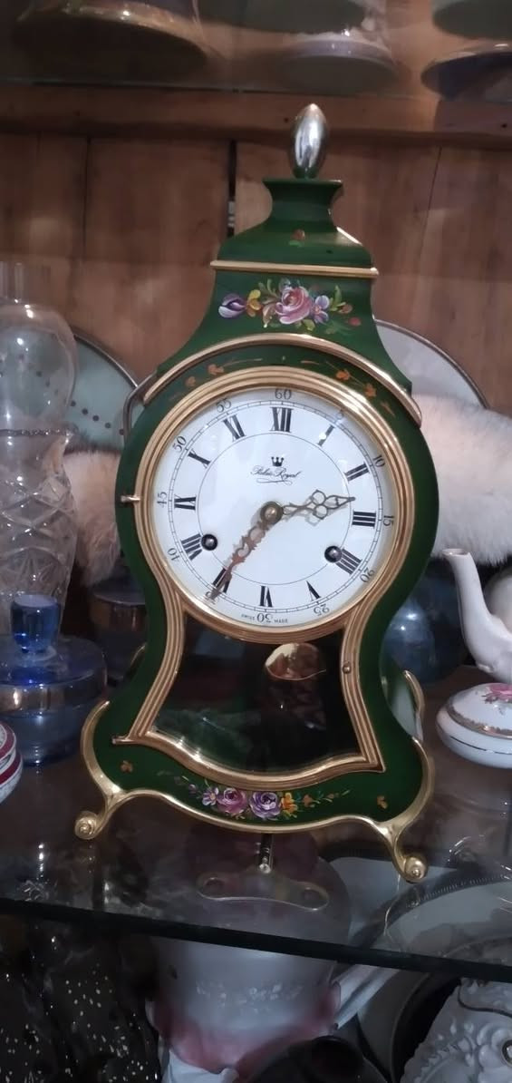 ساعةNeuchâteloise(نوشاتيل) سويسرية الطراز، وهي قطعة كلاسيكية أنيقة جداً وتُعرف بتصميمها الذي يجمع بين الفن السويسري والذوق الفرنسي.
​الماركة: "Palais Royal" (باليه رويال)، وهي علامة تجارية سويسرية معروفة بإنتاج ساعات الحائط والطاولة ذات الطراز الفاخر والتقليدي.
​الصناعة: مكتوب أسفل الميناء"Swiss Made"، مما يؤكد جوده الماكينة السويسرية الداخلية.
​التصميم: تأتي بلون أخضر داكن (Green Lacquer) مزين بنقوش يدوية لأزهار ملونة، مع إطارات مذهبة وتصميم انسيابي يشبه الكمان وهو ما يميز ساعات "نوشاتيل".
​الميناء: يحتوي على أرقام رومانيةكلاسيكية للساعات، وأرقام عربية للدقائق (5، 10، 15...)، مع وجود فتحتين للمفتاح (واحدة للوقت وأخرى لضبط صوت الرنين)
ساعة طاولة أو رف​ تدق الساعة كل ساعة ونصف 
​ النقوش اليدوية واللون الأخضر بحالةجيدةالماكينة هي أصلية وتعمل بانتظام


**إذا كنت صاحب هذا الإعلان وتريد حذفه لأي سبب، رجاءا أرسل رسالة إلى الدعم الفني**