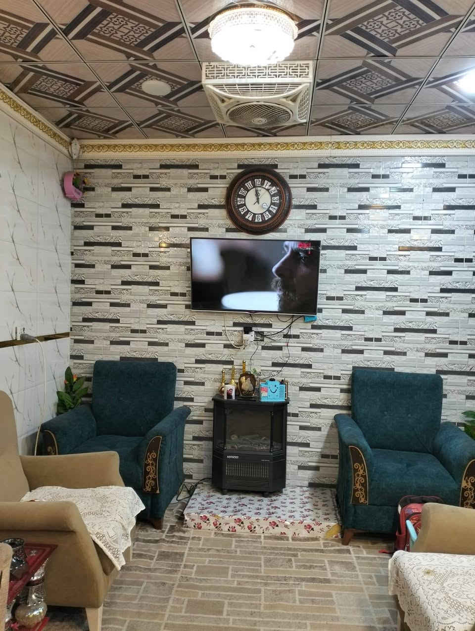 ياالله يارزاق
دار سكن ملك صرف 200م طابقين 
يتكون الدار من 4غرف نوم وهول مطبخ حار بارد 
استقبال صحيات داخليه وخارجيه كراج سياره 
كوت الزهراء مقابل اعداديه المثنى اوجامع الزهراء 
مقابل منتزه بصف الركن 
الاتصال على الرقم  او  واتساب ***********
