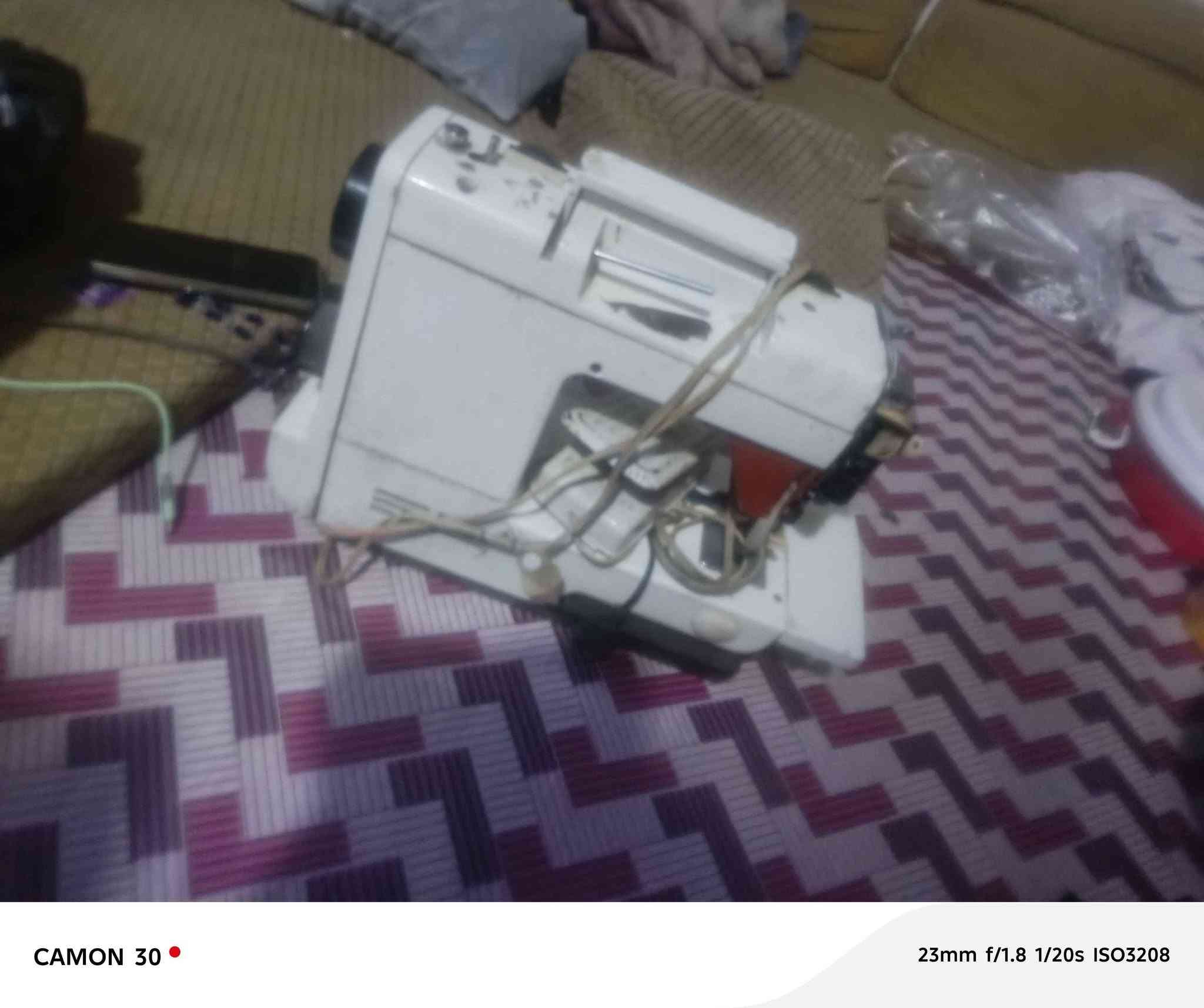 ‎مكينه خياطه شغاله نقص بس الميز ،،، للستسفار،، ***********،،، سعر 150وبيه مجال‎ البصرة, العراق
