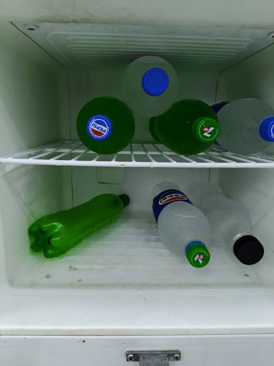 السلام عليكم ثلاجه للبيع نضيفه كلش سعره 175 تواصل على الرقم ***********
