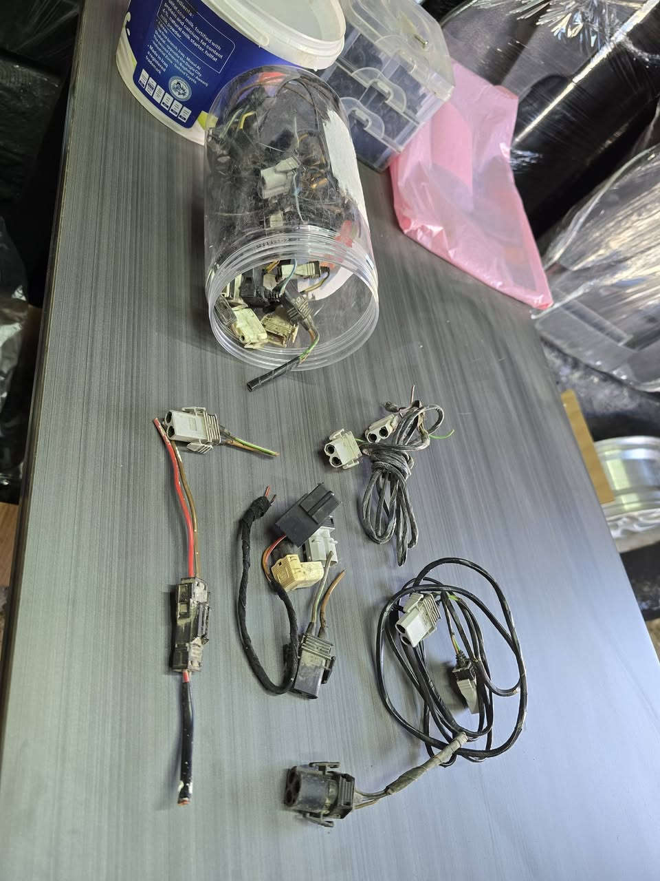 سلام عليكم
اخوان الي يهتم بسيارته ويحب يكملها ل اخر حبه 
متوفر جميع انواع الفايبرات والبلاستك وهل تفاصيل البسيطه 
عازل حراري ل قبغ العقول بل بونيد كلش مهم وقليل حيل 
سستم كامل زراكات بونيد 
ماطور زراكات بونيد 
جميع انواع الفيش بل سياره من بجم للبجم 
هولدرات بك لايت ولايت امامي وسكنات 
جوين شوته يصير  من العطر لل شوته حتا ميسحب حراره المكينه 
تكوات راس كشنات خلفي
قبغات بك لايت 
قبغات بوك فيوزات 
ترايش m 
ترايش عادي
سيدي جنجر وامبلي فاير e36  يرهم 500
ديكور عدادات كيج 
يعني الي يحتاج تفاصيل وشغلات للe36 موجوده 
موصل 
متوفر توصيل 
***********
***********
واتس اب اتصال
