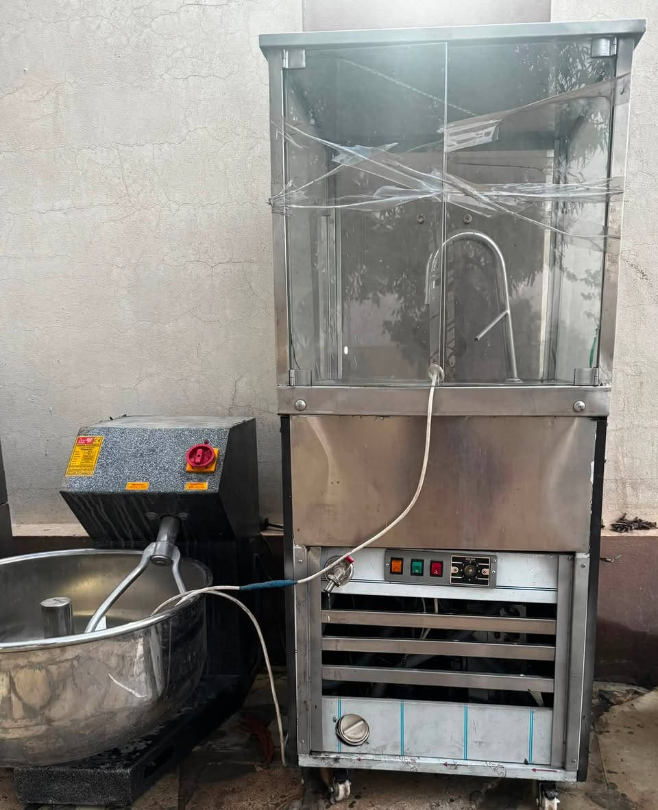 عجانة تركي جديدة 35 كيلو 
خلاط حمص 15 لتر 
عارظة كيك 
ميز طعام كبير  قطر متر ونص 
خلاط تبريد لبن 🥛 
شواية دجاج 
مكان الغراض الموصل حي الحدباء 

***********
