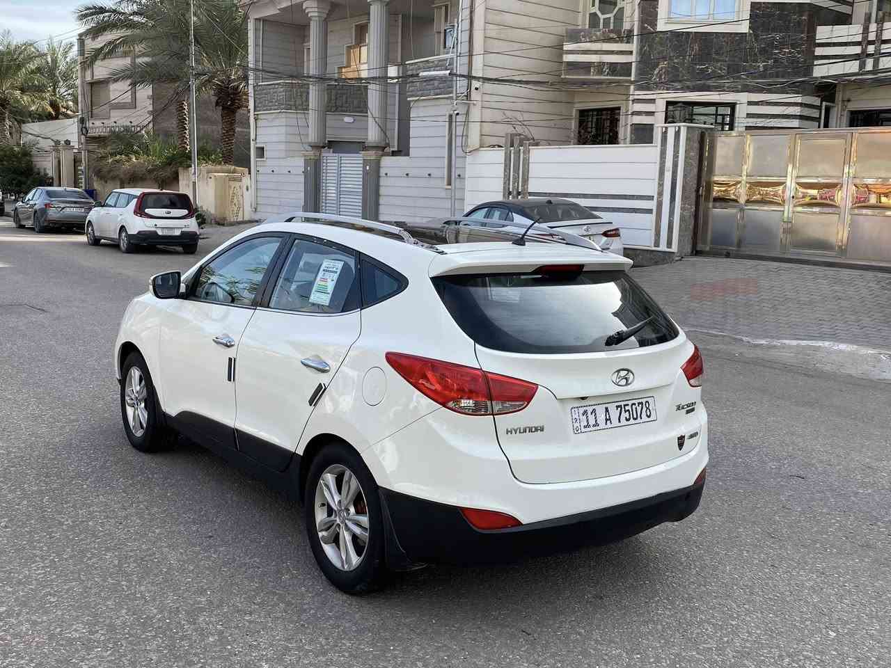 ‏سلام عليكم *********** للبيع هونداي توسان وارد خليجي السعر 125 السيآره بيه صبغ 3 قطع بدون اي حادث مواصفات السيآرة فول 1/1 بنوراما وشاشة وكاميرا وحساس خلفي وامامي محرك 2400 دوش يدات نيكل اشاير عل المري تحكم استرين داخل بيجي 4 دسك مكينة وكير وحداديه وتبريد وتخم تاير بحاله ممتازه جدا رقم بغداد أنكليزي تحويل مباشر مكان السيآرة كربلاء
