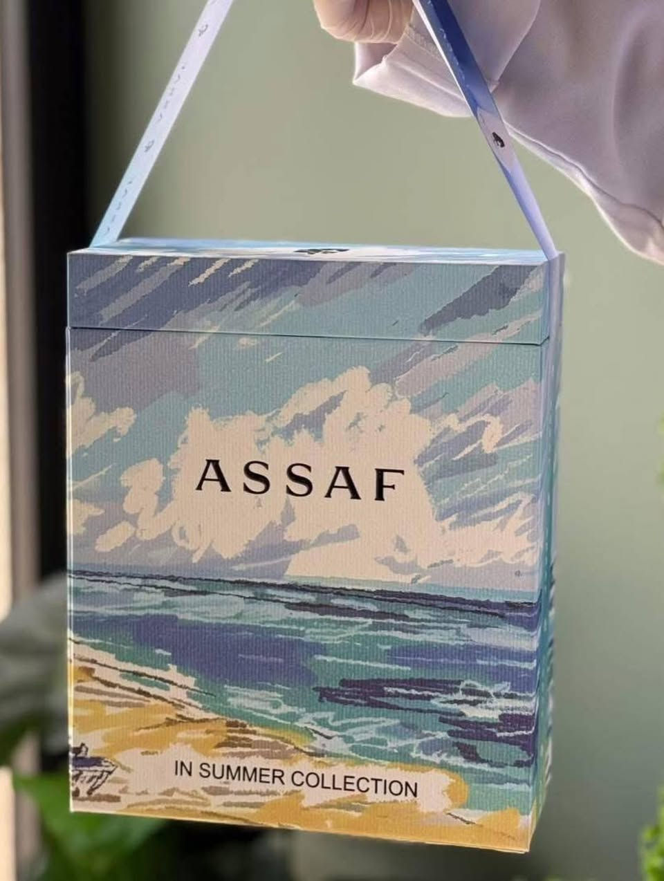 عطور سي بلو الصيفية من عساف (Assaf Sea Blue 🩵🌿Collection)، 

والتي تتكون من ثلاثة عطور مختلفة: 

Swimming in Summer، Copacapana، و Sea Waves. 

تفاصيل المجموعة

Swimming in Summer: عطر منعش يمزج بين نفحات الليمون والفلفل الأسود والماندرين مع قاعدة من طحلب البلوط والباتشولي والمسك، مستوحى من أجواء السباحة الصيفية.

Copacapana: عطر ينبض بالحيوية والجاذبية، يشتهر بكونه مستوحى من شاطئ كوباكابانا الشهير في ريو دي جانيرو.

Sea Waves: يتميز بنفحات بحرية طاغية مع لمسة حداثة فريدة من جزيء الأكوزون المائي، مما يمنح إحساساً بملوحة أعماق البحر. 

تأتي العطور بحجم 200 مل


**إذا كنت صاحب هذا الإعلان وتريد حذفه لأي سبب، رجاءا أرسل رسالة إلى الدعم الفني**