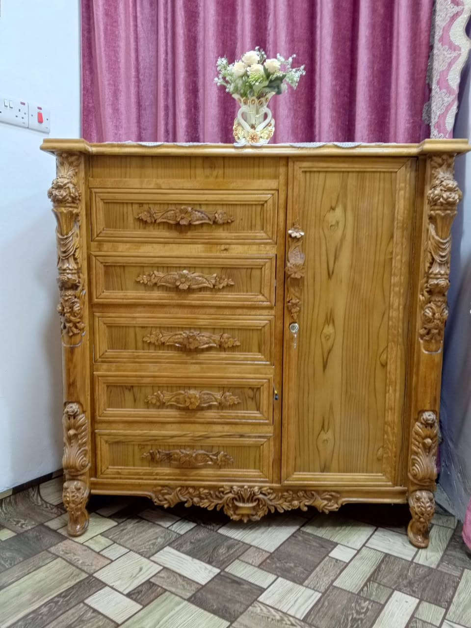 غرفه تزكام
نظافه 100/100
سعر 3 ملاين وبيه مجال 
رقم الهاتف : ***********
