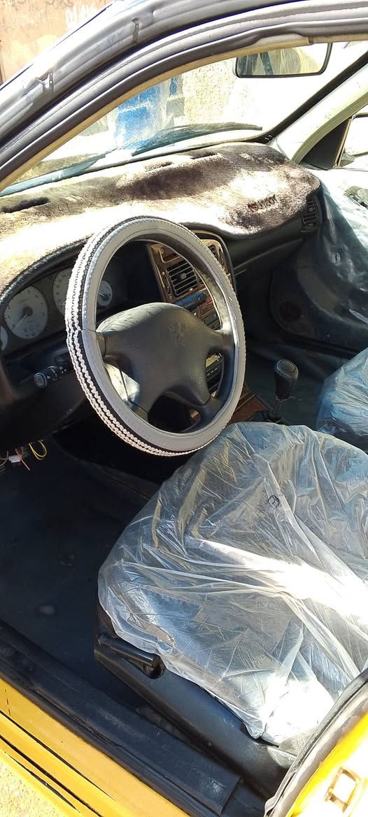 السلام عليكم بيجو بارص موديل 2011
رقم انكليزي مصفرة هيئة وغرامات ثاني يوم تحويل سياره جاهزه خير من الله من صدر من تراي من مكينه وكير سنويتها لل28 السعر ٢٧ 
العنوان مدينه الصدر رقم الهاتف ***********
