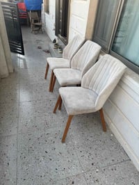 ميز طعام • ٣ كراسي • جوار جرا