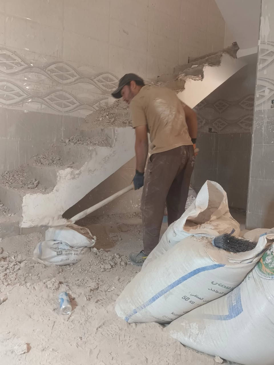 السلام عليكم ورحمة الله وبركاته اني اشتغل عمالة وتصعيد مواد عالضهر وتنظيف من من تحويله بيت كلشي اشتغل وهذه الوتساب مالتي اتصلو وبخدمتكم هذا باب رزقي ومن الله التوفيق
