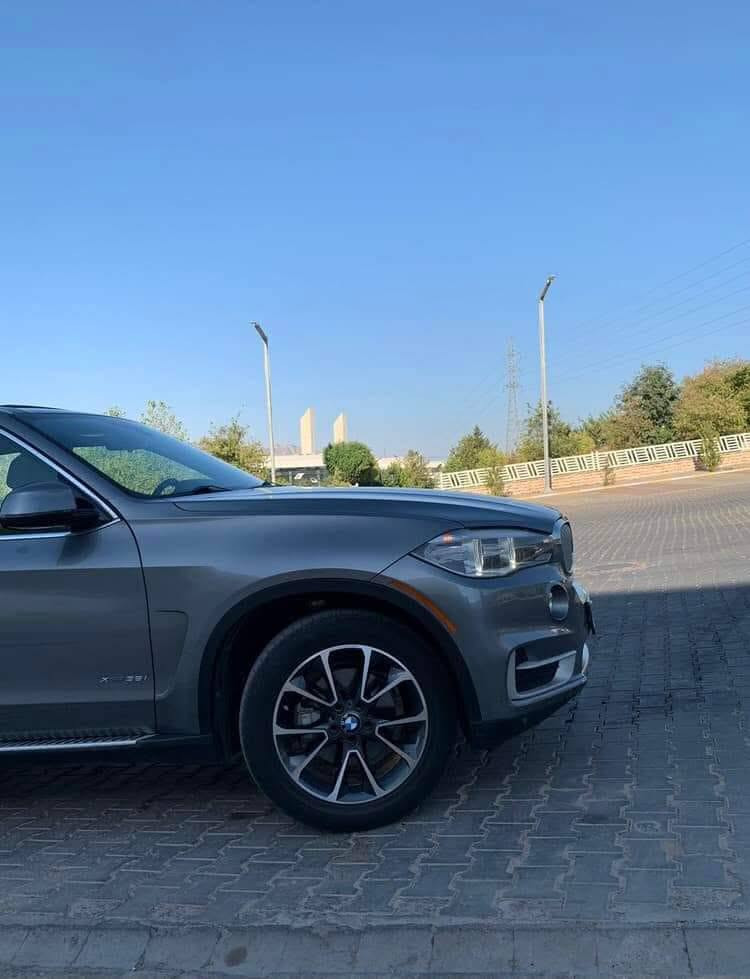 ‏bmw X5 2017
رقم أربيل مميز تحويل فوري 
محرك 6 سلندر(n55( مع كير 8  نمر) 
الكير والمحرك والصدر مكفولات.
اللون سلفر غير محدد
5 راكب
داخل جلد أسود
مقاعد كهربائية+ تدفئة بالمقاعد +تدفئة بالمقود 
 السفر فتحة سلايت وبانوراما 
صندوق كهرباء 
لايت زنون داينمك (يتحرك مع حركة المقود) 
يمكن التحدث مع السيارة لتفعيل بعض الخواص
مرايا كهرباء عاكسة للضوء + شفط
شاشة تاب كبيرة لمس+ dvd+phone +usb ذاكرة داخلية لخزن الملفات
اضاءة الدشبول ٧ الوان 
حساس قياس اطارات 
فحص مستوى زيت المحرك الكتروني
سايد بريك بصمة + اوتوهولد 
كاميرا ذكية + حساسات امام وخلف
داتا شو
ماسحات اوتو 
نظام صوت harman/kardon 
ماوس للتحكم بجميع وظائف السيارة
وضعيات قيادة متعددة
اطارات حجم 20 مع تخم تاير جديد
تبريد امامي خلفي ممتاز
السيارة نظيفة وجاهزة 
وارد امريكي حادث بسيط موضح بالصور
باب السائق فقط مصبوغ بدون دواخل 
السعر 260 بي مجال بسيط 
بيع او مراوس بموديل أعلى 
مكان السيارة حاليا الفلوجة 
للاستفسار يرجى الاتصال على 
***********
***********
ملاحظة 
السيارة بالكامل مغلفة bbn لون السيارة مت طافي ضمان 10 سنوات ..
