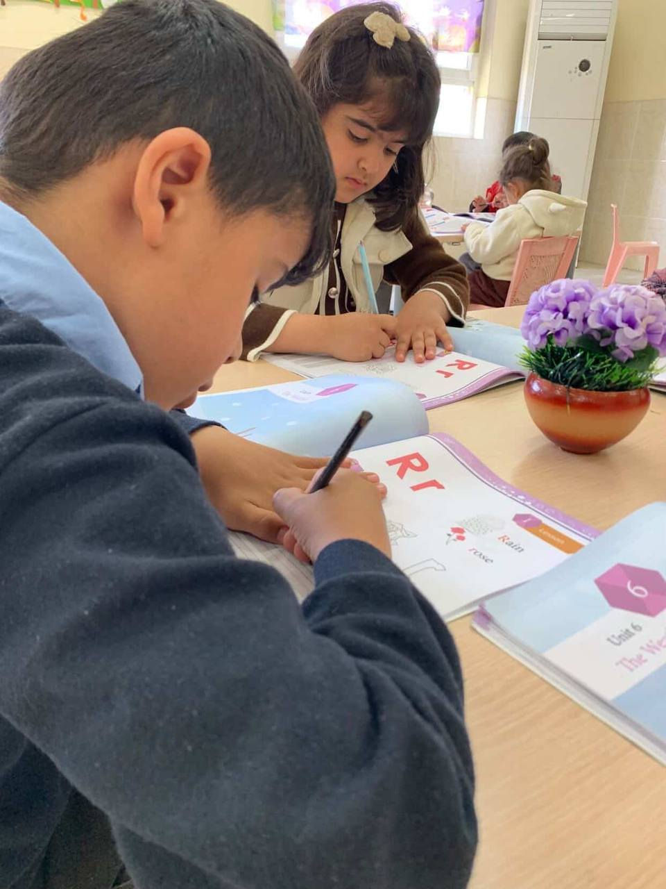 لأنك تبحثينعن مكان يشبه " حضن الام " ويهتم بعقل طفلك الصغير 🐻✨️
نحن نعلم ان قرار ترك طفلك في روضه ليس سهلا لذلك في [ حضانه نور بسمايه ] لا نقدم مجرد مكان للانتظار ، بل نبني عالما من فيه الأمان التام لتنمية مهارات طفلك 🚀
حضانة نور بسماية A9 
مؤسسة كيدز اكاديمي التعليمية 
للاستفسار الاتصال ***********☎️
