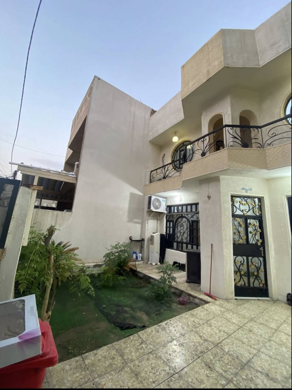 للبيع في حي تونس ١٥٠ متر زراعي سند ٢٥ واجها٧.٥ ونزال ٢٠ يتكون من كراج يتسع سياره وحديقه مدخلين استقبال ومطبخ غرفه نوم بلطابق الارضي وحمامات معزولات ومخزن و٣ غرف نوم بلطابق الاول وحمامات وسطحين  العنوان حي تونس شارع جامع القران الكريم فرع افران صمون الامير
 للاستفستار
*********** 
***********
يتوفر واتساب
