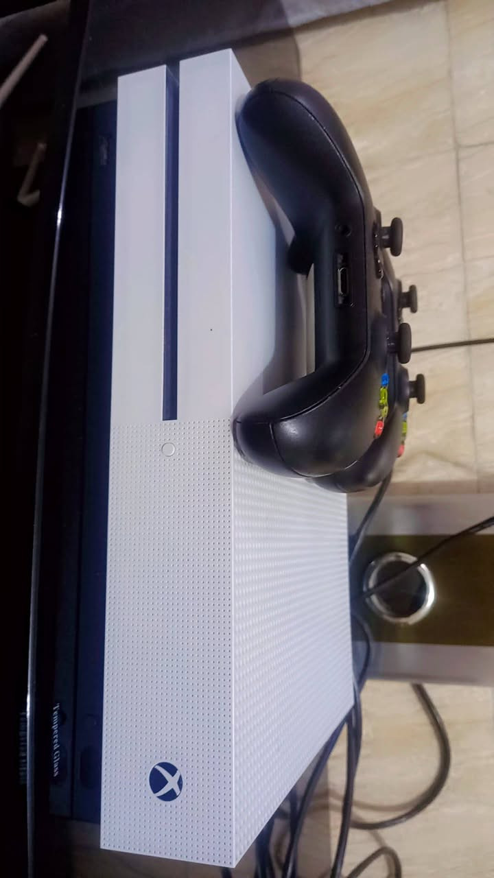 للبيع 
اكس بوكس ون اس
 ذاكره ون تيرا
 ويا جوستكين 2 اصليات
 و بطاريه شحن نظافه فوول
ب200 الف وبي مجال بسيط 
بغداد الدورة الاثورين 
***********
