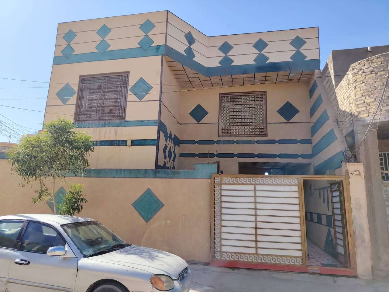 السلام عليكم ورحمة الله
بيت طابو صرف للبيع المساحه ٢٠٠ متر واقع حال
يتكون من طابقين الطابق الأول غرفه وصاله واستقبال ومطبخ وصحيات داخل وخارج وكراج سياره واسع
الطابق الثاني غرفتين وصاله واسعه وصحيات البيت ركن ٥٠ متر عن الشارع العام كافت الخدمات موجوده  موقع البيت حي العامل شارع مول الباقر الجديد السعر ١٩٥ مليون وبي مجال البيت نظافته ٨٠ ٪. استفسار أكثر ***********
