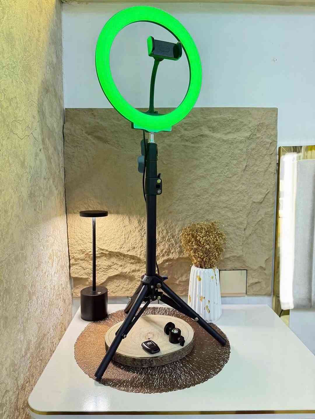 رنك لايت ضوئي (RGB) وستاند ثلاثي الأرجل للهواتف 
ستاند ثلاثي الأرجل قابل للتكبير والتصغير أقصى حد (150-160) مع إمكانيه التحكم في مستوى الطول 
للتصوير بالهواتف الذكيـه بالوضع الأفقي والعامودي 
رنك لايت ضوئي دائري دوار (360) درجة 
جهـاز (ريمونت) للتحكم عن بعد لاسلكي 
رنك لايت ضوئي متعدد الالوان ثابتة ومتحركة قابل للتحكم بمستوى سطوع الضوء 
يعمل بالطاقه الكهربائيه (USB)
مناسب جداً للتصوير والمحاضرات  والبث المباشر والمكياج وغيرها 
تحتوي على حقيبة حفظ محمولة 
جديـد مع كافه الملحقات 
السعـر ١٨ الف 💰
ملاحظه (عند الشراء فحص المنتج قبل مغادره المندوب بعدها نكون غير مسؤولين)
توصـيل 🚚 بغداد ٥ الاف 
توصـيل 🚚 محافظات ٦ الاف⁩⁩⁩⁩⁩


**إذا كنت صاحب هذا الإعلان وتريد حذفه لأي سبب، رجاءا أرسل رسالة إلى الدعم الفني**