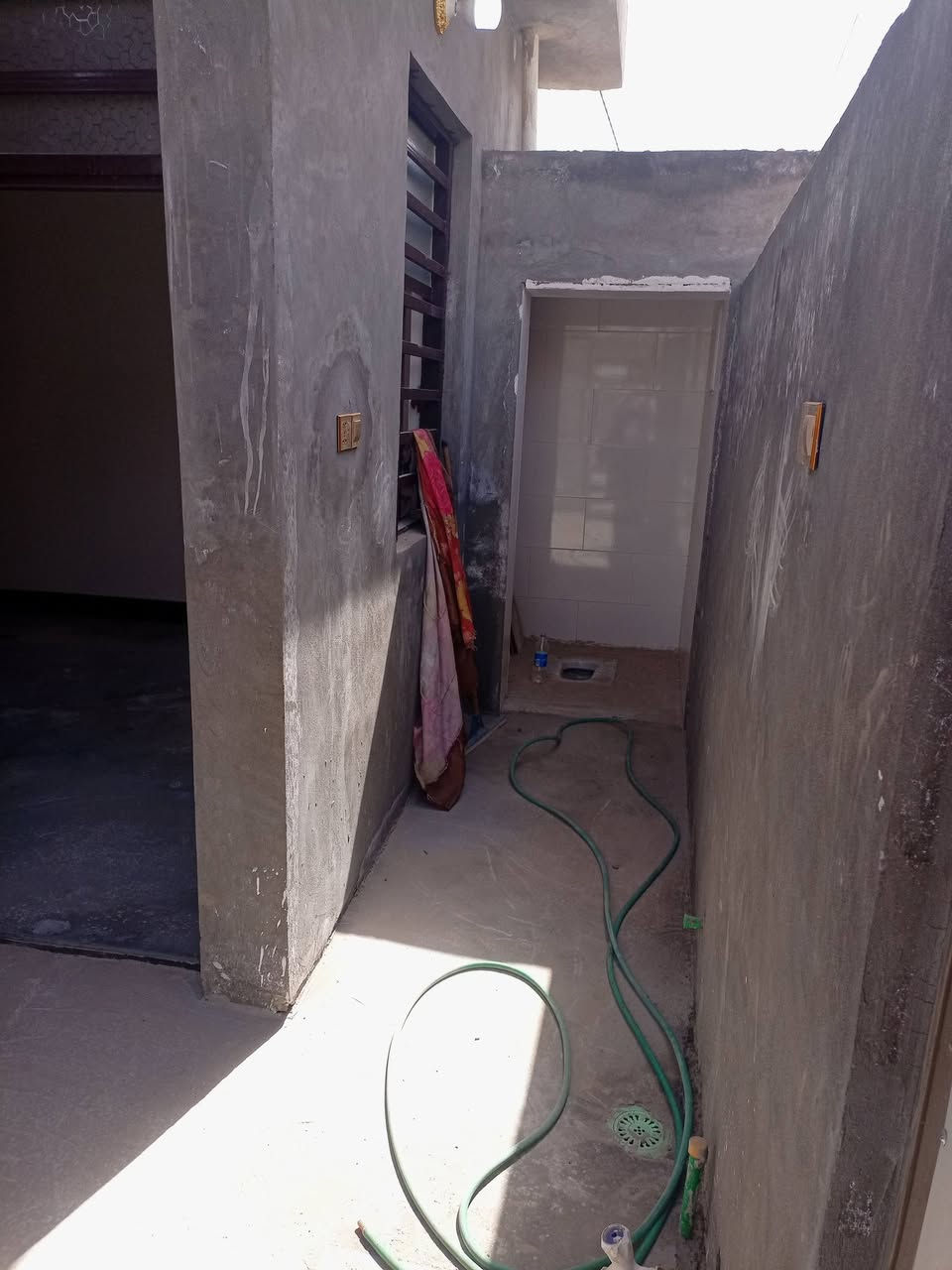 بيت 100 متر للبيع في شارع المطار القديم مقابيل اسواق السفير بناء بلوك الكاع تجعيب طابوك  والسقف صب كونكريت  السعر 28 وبي مجال بسيط للاستفسار الاتصال على ***********
