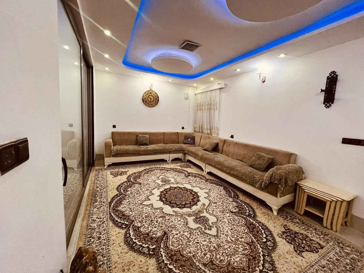 خانوو بۆ فرۆشتن
 ڕاپەرین سلێمانی
بەردەم باخ
نـــــــــرخی زۆررر گونجاوە
ڕووبەر ٢٠٠مەتر 
٣حەمام
٣تەوالێت
جادەی ٣٠مەتری
بەردەمی خۆڵە
هۆڵ و میوان سەقف مەغریبی
٤ژووری نوستن
نرخ :٨٣٠٠٠دۆلار

***********
***********
