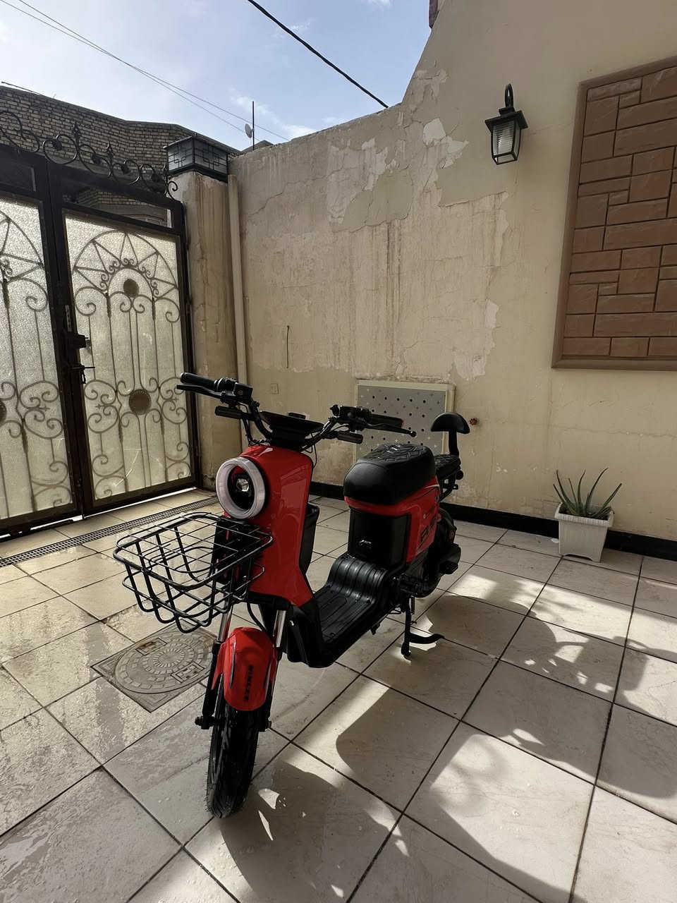 السلام عليكم دراجه شحن R9 متروكه صارله 3 اشهر بطاريات عطلانه الدراجه نضيفه مكاني / القبله حي الجامعه رقمي *********** 
السعر 350 و بيها مجال
