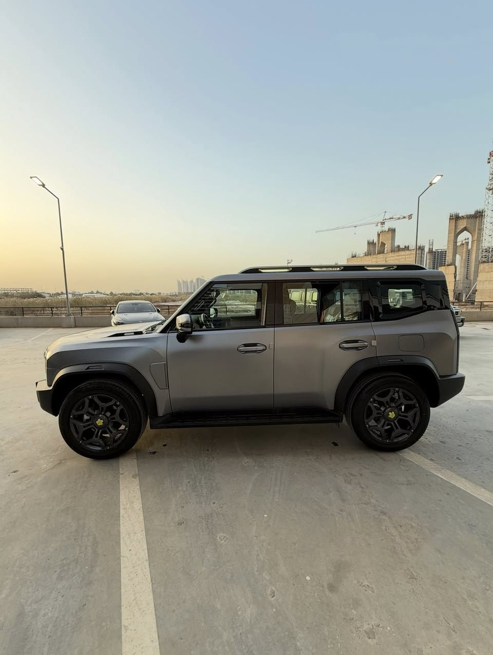 جيتور T2 2025
جيتور T2 2.0L LUXURY

الموديل: 2025 (هارلم)
العداد: 11,000 كم قابل للزيادة

اللون: السلفر (المات الطافي) المميز داخل زيتوني

المحرك: 4 أسطوانات L 2.0 تيربو 254 حصان حقن مباشر
عزم الدوران (نيوتن-م): 390
ناقل الحركة: اوتوماتيكي دبل كلاتش من 7 سرعات
نظام الدفع: نظام دفع رباعي متطور من BorgWarner

الضمان الأساسي: 6 سنوات وعداد كيلومترات مفتوح
ضمان المحرك: 10 سنوات او 1،000،000 
بعدها داخل الضمان و الصيانة كلها داخل الشركة 

المواصفات:

*فتحة سقف بانوراما 1.1م
*إطارات قياس 20 إنچ
*الصندوق شفط
*الشباك الامامي المضاء  بجيتور 
*مثبت سرعة مع رادار تفاعلي
*نظام القيادة شبه الذاتية
*نظام الكبح التلقائي في حالة الطوارئ
*نظام تحذير الاصطدام الامامي والخلفي
*كاميرات محيطية 540 درجة
*حساسات أمامية وخلفية
*نقطة عمياء
*نظام تحذير مغادرة المسار
*نظام المساعدة للبقاء في المسار
*شاشة التحكم بقياس 15.6 إنچ
*شاشة القيادة بقياس 10.25 إنچ
*نظام صوتي متطور 12 سماعة من Sony
*نظام أبل كاربلاي وأندرويد أوتو لاسلكي
*نظام اوامر و تحكم صوتي
*مقصورة الركاب من الجلد الفاخر والكنتارا
*مقعد السائق والراكب كهربائي
*مقاعد السائق والراكب مبردة
*مقاعد السائق والراكب مزود بذاكرة لحفظ 3 وضعيات الجلوس
*إنارة ترحيبية مع إنارة محيطية متعددة الالوان
*عتبات الأبواب مضيئة
*مصابيح أمامية وخلفية أوتوماتيكية LED 
*التكيف التلقائي للضوء العالي
*نظام تقليل الضجيج النشط مع زجاح مزدوج
*المرايا الجانبية قابلة للطي كهربائياً ومدفئة
*دخول ذكي و تشغيل عن بعد
*خاصية إغلاق نوافذ وفتحة السقف عن بعد
*شاحن هاتف لاسلكي سريع
*نظام تنقية الهواء PM2.5 وفلتر N95
*مسند الذراع الوسطي مع ثلاجة
*انماط قيادة متعددة للطرق الوعرة
*وسائد هوائية امامية و جانبية عدد 6
*ماسحات الزجاج الأمامي مع حساس للمطر
*دوسات جانبية
*نظام الفرامل الأوتوماتيكي Autohold
*نظام التحكم بنزول المنحدرات
*نظام المساعدة لصعود المرتفعات
*نظام مراقية ضغط الاطارات

مكان السيارة بغداد/المنصور ***********
