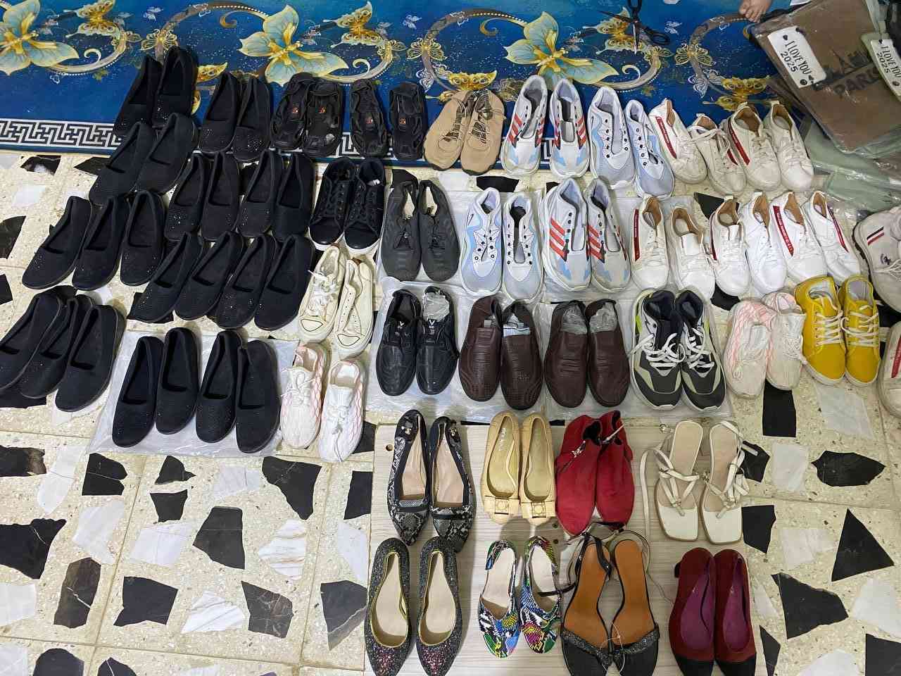 حقائب واحذية 👜 👞 🩰  ، 50 حذاء ب75 الف يعني القطعة بألف ونص، 90 حقيبة ب90 ألف يعني بألف دينار ، يصيرن كلهن 165 الف وبيهن مجال بسيط، ابيعهن شلعه تريدهن تفضل بالتعليقات او الخاص او اتصل على *********** موجود واتساب.
