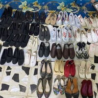 حقائب واحذية 👜 👞 🩰  ، 50 حذاء ب75 الف يعني القطعة بألف ونص، 90 حقيبة ب...