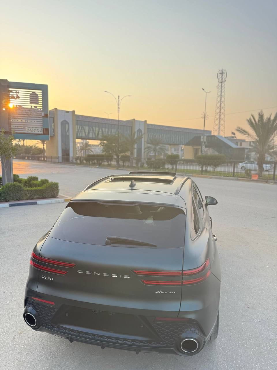 السعر  320 وبيها مجال( *********** )

• المحرك: 6 سلندر (V6) سعة 3.5 لتر تيربو مزدوج (Twin Turbo) - القوة الجبارة.

• نظام الدفع: دفع رباعي مستمر (AWD).

• نظام العادم: فتحات عادم دائرية كبيرة (الخاصة بفئة السبورت فقط).

• اللون: مميز جداً (أخضر زيتي مطفي - Matte Green).

• الإضاءة: نظام Full LED أمامي وخلفي بتصميم الخطوط الثنائية.

• السقف: فتحة سقف بانورامية كاملة.:

• المقاعد: جلد فاخر باللون الأبيض الثلجي مع نقشة "Diamond Stitching".

• الشاشات: لوحة عدادات رقمية ثلاثية الأبعاد (3D Cluster) + شاشة معلومات وخرائط عريضة جداً.

• نظام التحكم: ماوس تحكم كريستالي ونظام تغيير وضعيات القيادة.

• الإضاءة الداخلية: إضاءة محيطية (Ambient Lighting) متغيرة الألوان ..

• كاميرات محيطية 360 درجة.

• رادار أمامي للحفاظ على المسافة وتنبيه التصادم.

• نظام الحفاظ على المسار والقيادة شبه الذاتية.

• حساسات أمامية وخلفية.

• ⁠حادثها : الجاملغ الامامي الايمن وربع الدعاميه شرط بدون دواخل و الباب مرجعها BDR 

• ⁠ماشيه 10 ألف ميل
