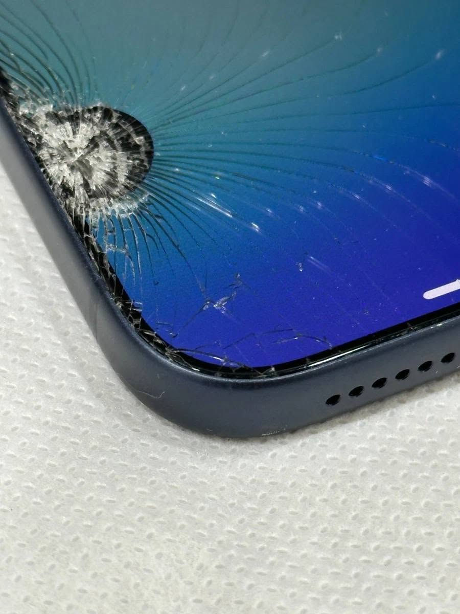 📱 iPhone 17 Pro Max للبيع

🔹 السعة: 256GB
🔹 اللون: أزرق تيتانيوم
🔹 نسخة أمريكية
🔹 صحة البطارية: 100%
🔹 عدد دورات الشحن: 13 فقط
🔹 ضمان Apple ساري حتى 02/11/2026

الجهاز يعمل بكفاءة ممتازة وجميع الوظائف تعمل بشكل طبيعي.

يوجد كسر في الزاوية السفلية اليسرى من الشاشة مع بقعة حبر صغيرة، واللمس والألوان والسطوع تعمل بشكل طبيعي والجهاز جاهز للاستخدام المباشر.

الظهر وعدسات الكاميرا بحالة ممتازة، مع آثار استخدام خفيفة جداً على الحواف.

❌ بدون كرتون

💰 السعر: 1,425,000 قفل بدون عملة بغداد, العراق


**إذا كنت صاحب هذا الإعلان وتريد حذفه لأي سبب، رجاءا أرسل رسالة إلى الدعم الفني**