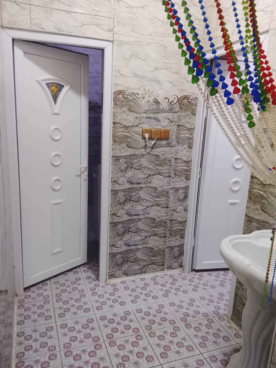 بيت للبيع قرب سايدين مجمع عمر الراوي
مساحه 300متر مفوض بالطابو 
بناء حجر وسمنت ورباط 
نقص واجهه البيت فقط 
طابقين 
اربع غرف نوم 
واستقبال وصاله ومطبخ وصحيات داخل وخارج  
وحديقه وكراج 
سعر 130 مليون 
للاستفسار تواصل على الرقم ***********
