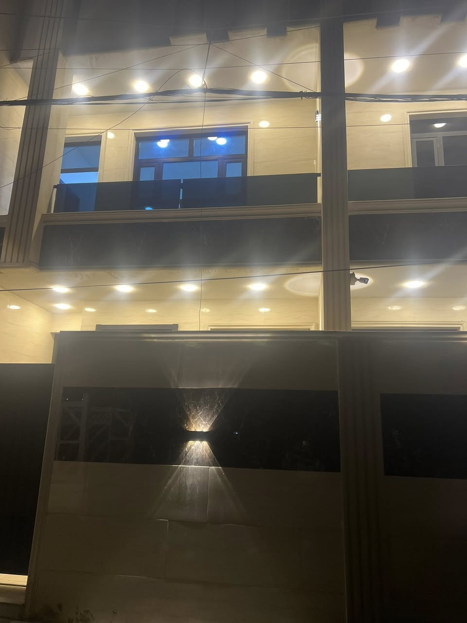 سلام عليكم يوجد لدينا دار للبيع المساحه ١٠٠م واجهه ٥ً في ٢٠ طابو صرف بناء جديد يحتوي على ثلاث غرف نوم وصاله ومطبخ وخدمات الموقع حي الجهاد ديوان الاصيل للستفسار ***********
