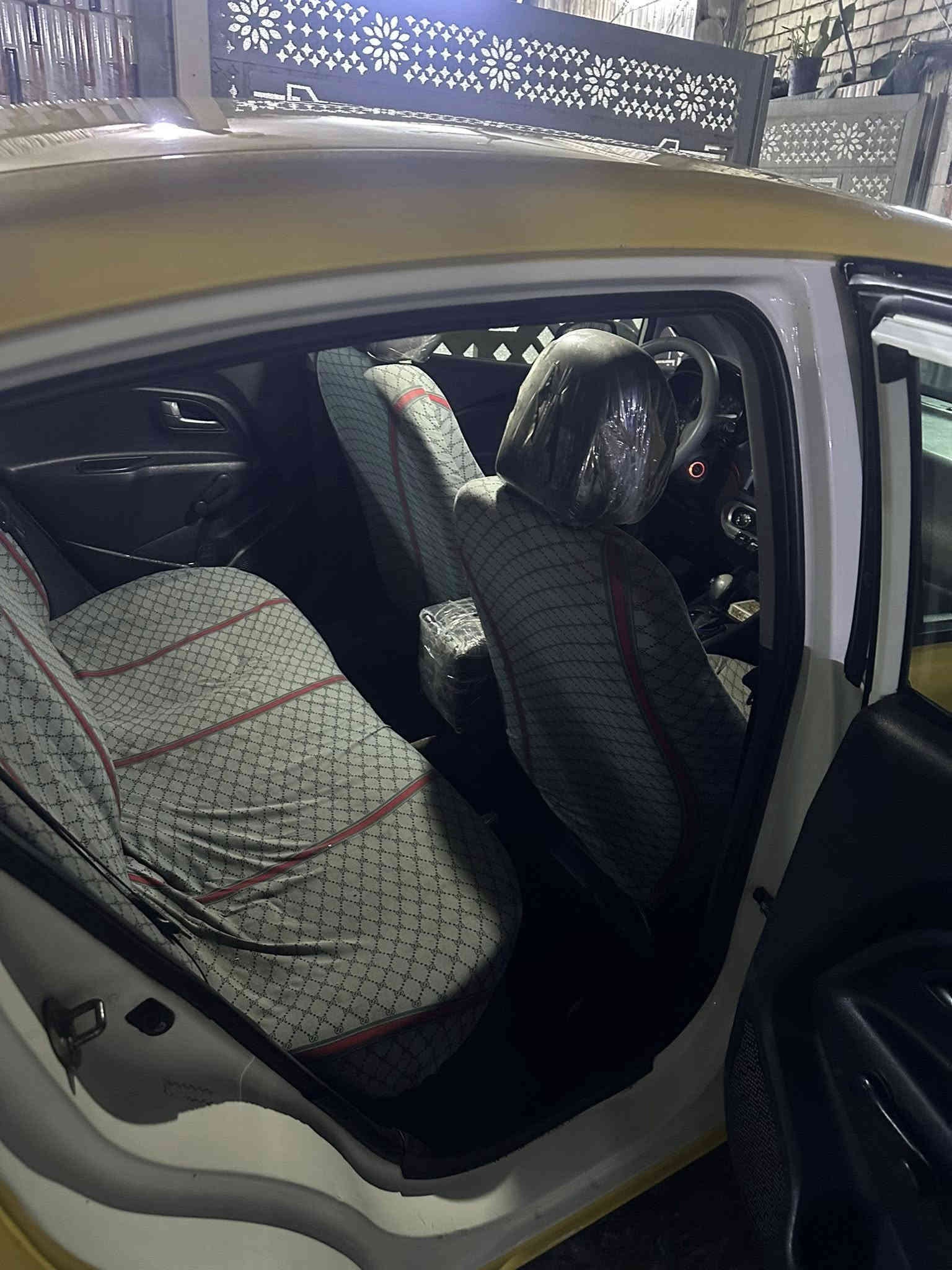 السلام عليكم سيارة كيا ريو موديل 2013 رقم بغداد صورة كدامك موضح كلشي بيها يحتاج صبغ جاملغ امامي وخلفي  سعرها ٧٥ وبيها مجال للتواصل
***********
